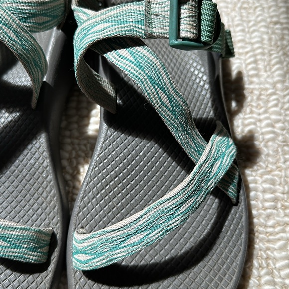 Chaco women’s sandals green and white geometric pattern - Picture 2 of 12